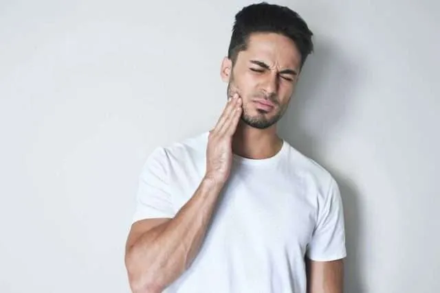 man with wisdom teeth pain